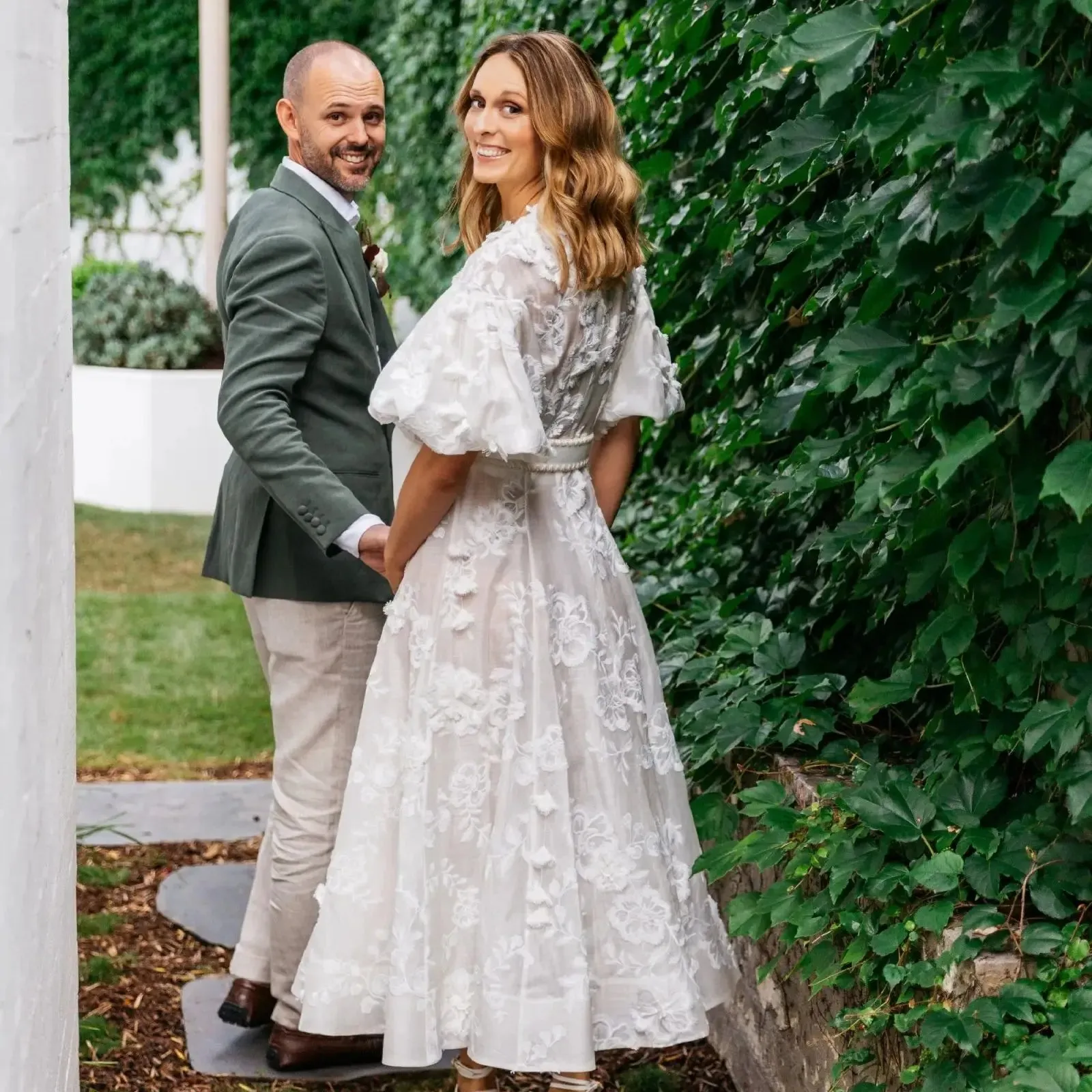 Appliques Lace Wedding Dress For Plus Size Women Modern Zipper Puffy Sleeve