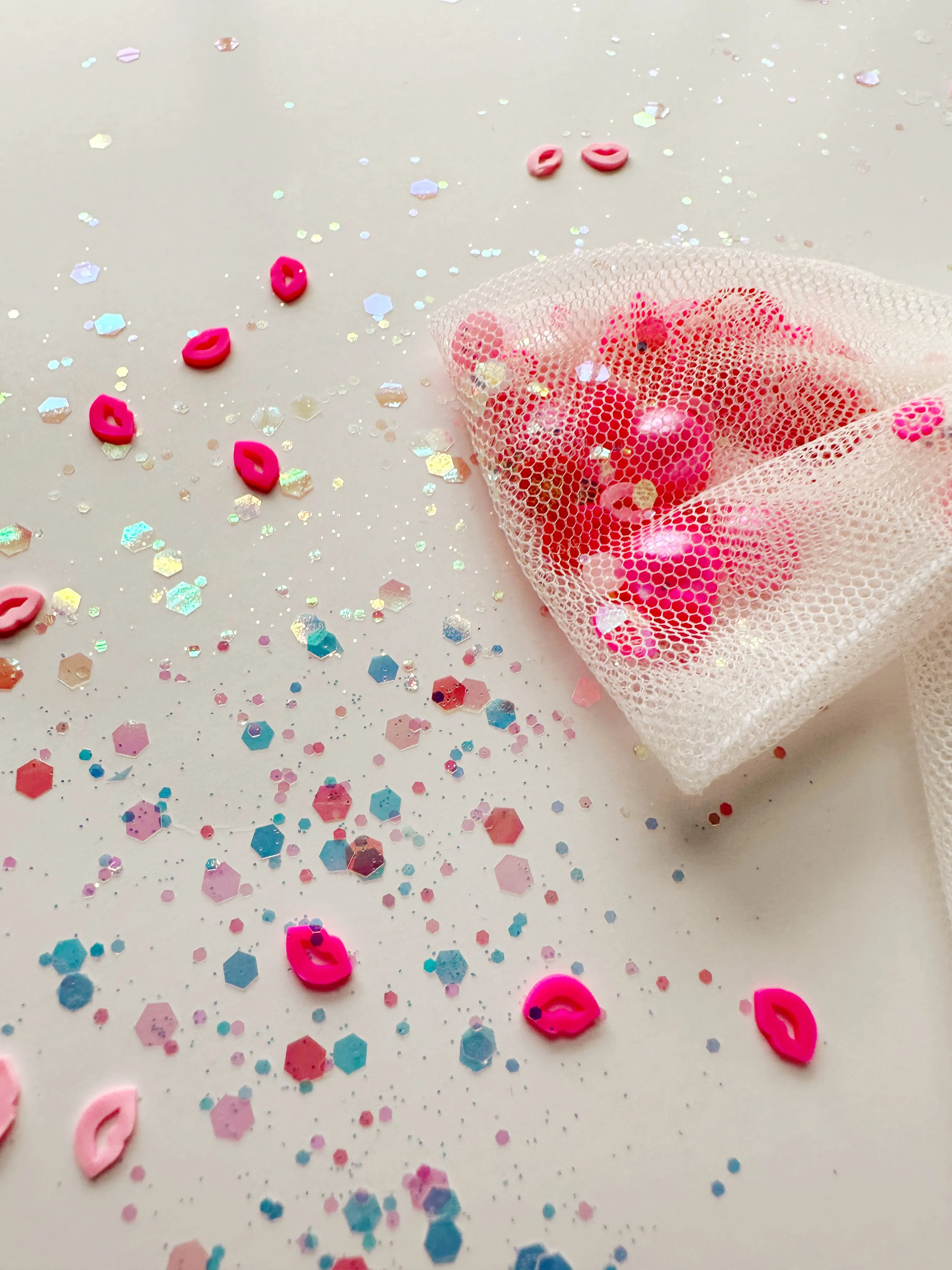 Girls just wanna have fun-shaker bow