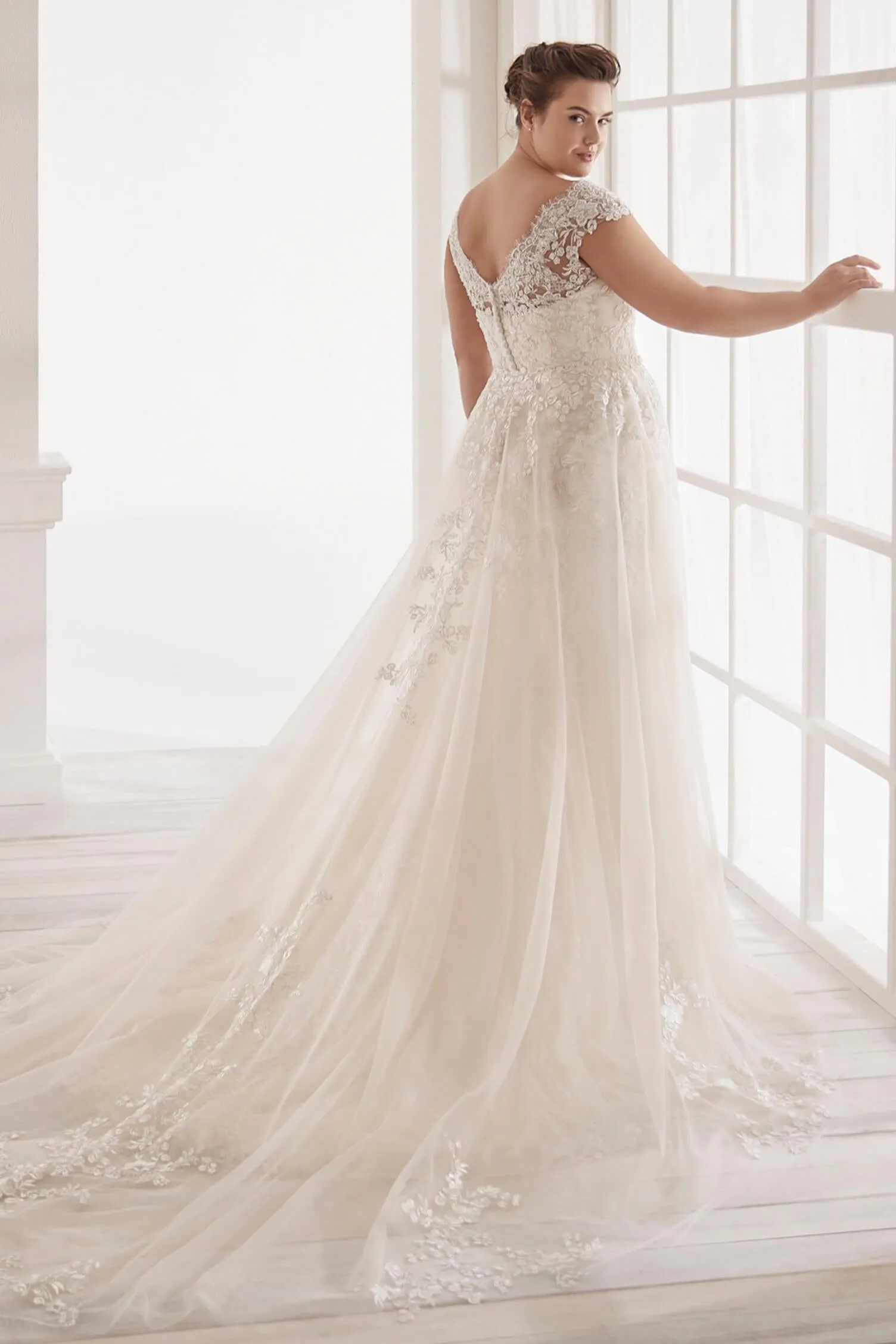 Plunging Detachable Lace Wedding Dress With V-Neck Elegant Plus Size Cap Sleeve
