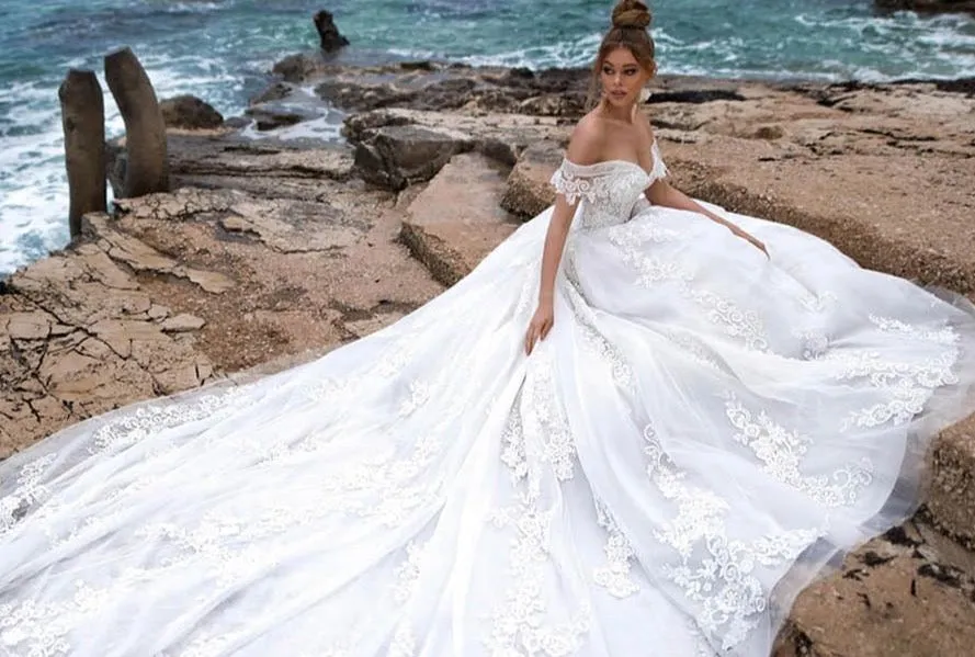 Princess Wedding Dresses A-Line Elegant Off the Shoulder Lace Up Romantic Appliques Bride Gown