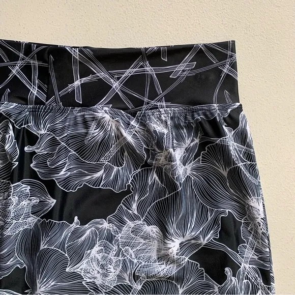 Skort Obsession Size Large Black &amp; White Floral Print Etch A Sketch Skort NWT