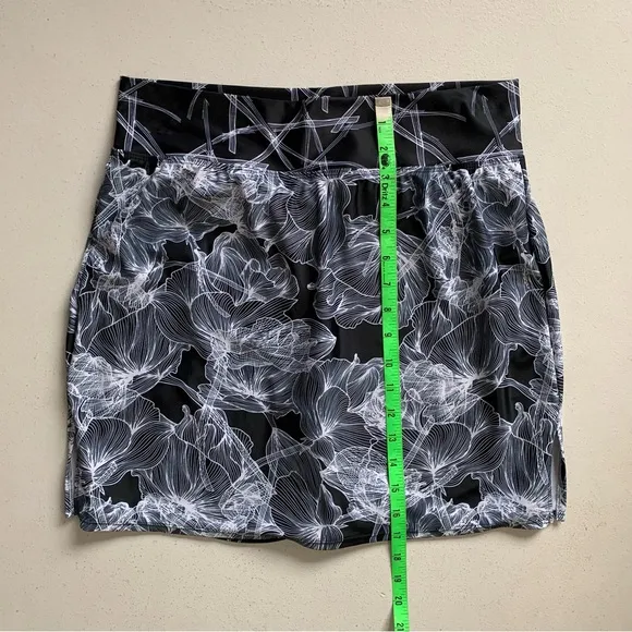 Skort Obsession Size Large Black &amp; White Floral Print Etch A Sketch Skort NWT