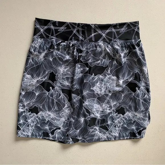 Skort Obsession Size Large Black &amp; White Floral Print Etch A Sketch Skort NWT