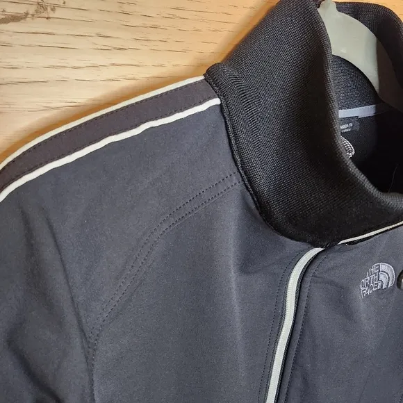 THE NORTH FACE BLACK APEX BIONIC SOFTSHELL ATHLETIC JACKET LIKE NEW SIZE SMALL