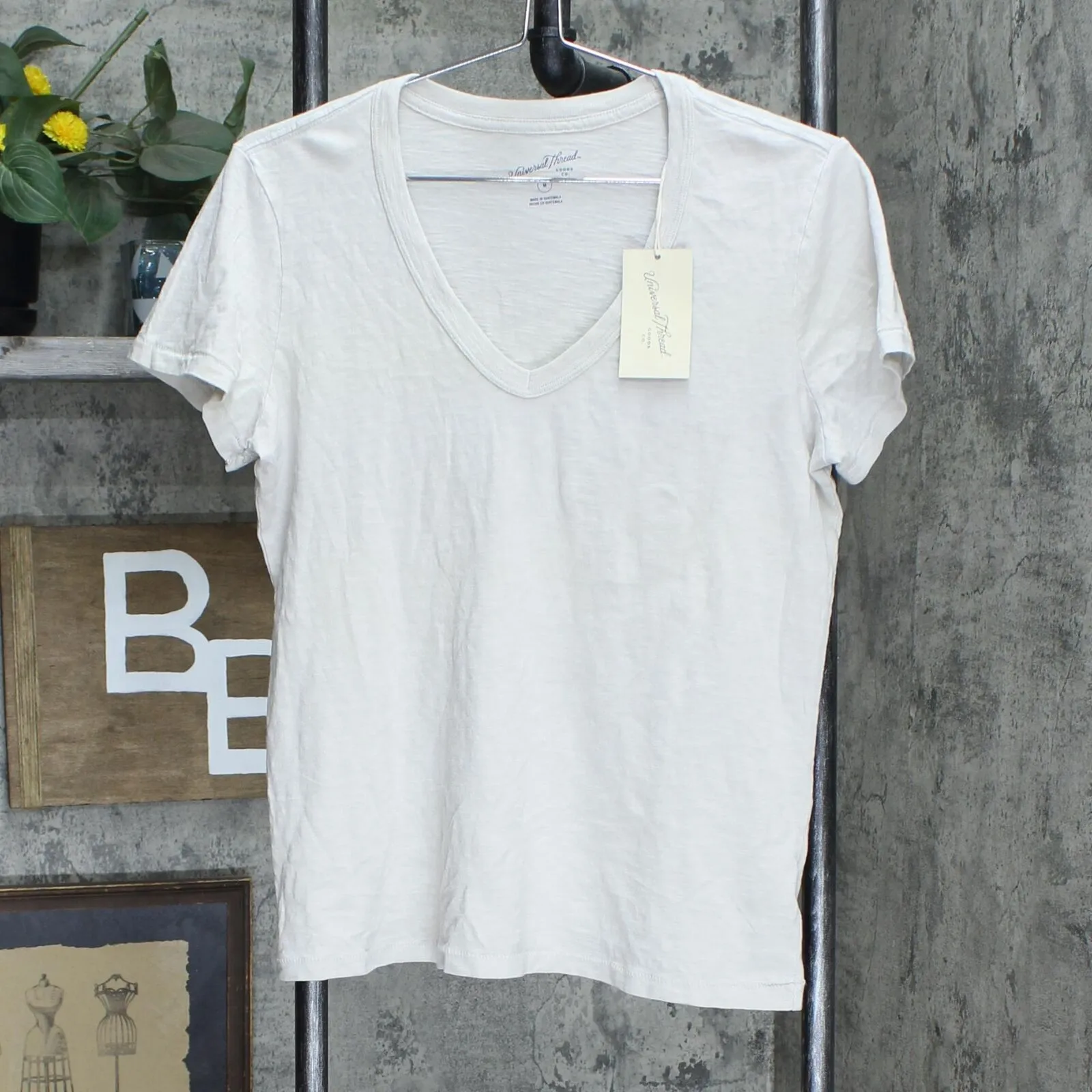 Universal Thread Women's Short Sleeve V-Neck T-Shirt 564583