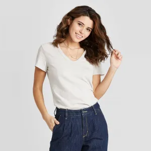 Universal Thread Women's Short Sleeve V-Neck T-Shirt 564583