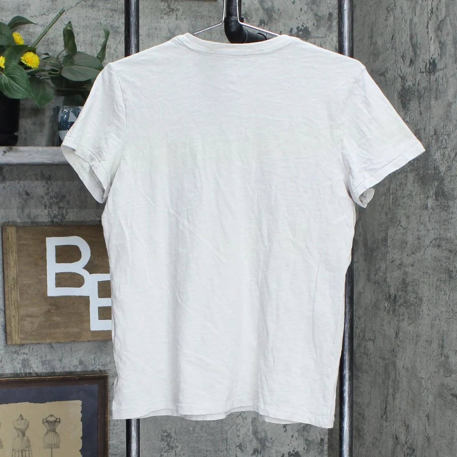 Universal Thread Women's Short Sleeve V-Neck T-Shirt 564583