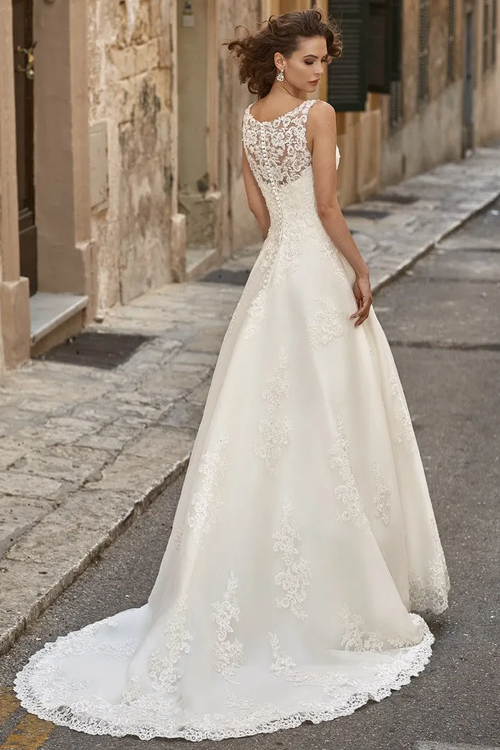 Vintage Modest Boho Lace A-Line Wedding Dress Princess Floral Courthouse Scoop-Neck Sleeveless Bridal Gown with Sweep Train